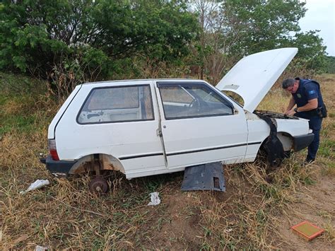 Carro furtado é encontrado pela GM em matagal no bairro Cidade Aracy