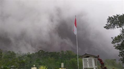 Gunung Merapi Muntahkan Awan Panas