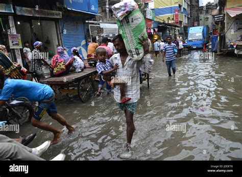 Dhaka Bangladesh Th Jun Citizens Vehicles And Rickshaws Try