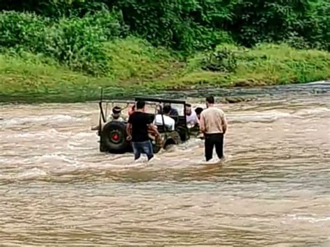 Madhya Pradesh Rain News Villagers Helped Youth After Jeep Stuck In