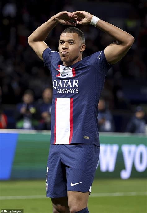 Kylian Mbappe En El Centro De Un Equipo De Psg Split Con Compa Eros