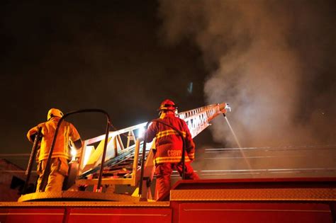 Incendio De Gran Magnitud Consumió Dos Almacenes En El Parque Industrial De Villa El Salvador