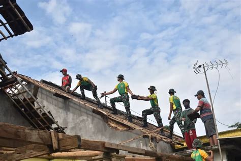 Brigif Para Raider Kostrad Peduli Bencana Alam Angin Puting Beliung