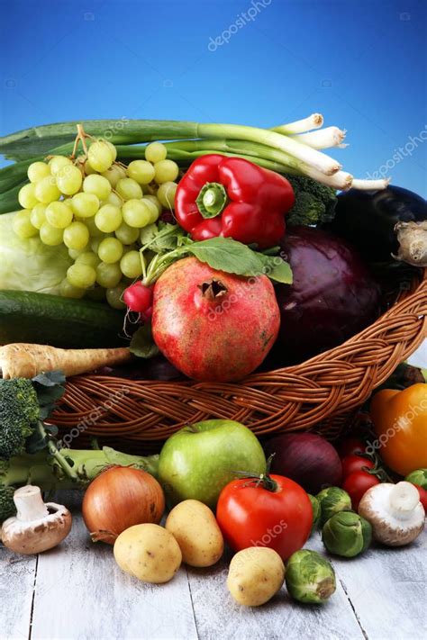 Composición con variedad de verduras y frutas orgánicas crudas B 2023