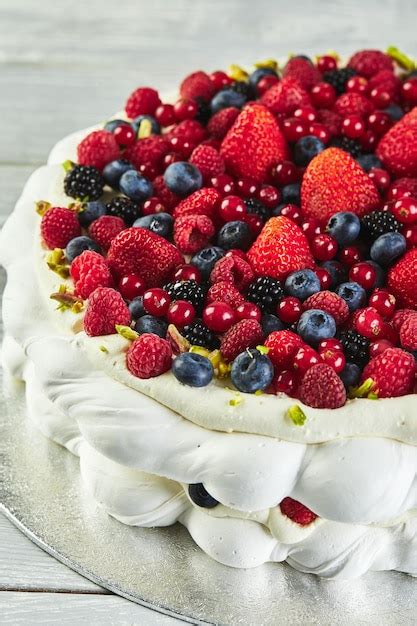 Pasteles De Corona De Pavlova De Merengue Con Crema Batida Y Bayas