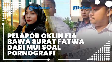 Pelapor Oklin Fia Bawa Surat Fatwa Dari MUI Soal Pornografi Sang