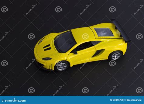 Fotos De Stock De Carro De Esportes Amarelo Em Um Fundo Preto