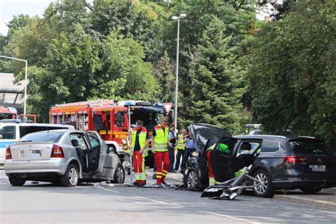 Horror Crash In Dresden Fahrer Eingeklemmt Mehrere Menschen Schwer