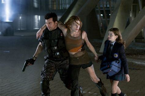 Resident Evil Apocalypse Carlos Oliveira and Alice and Angela Ashford - REVIL