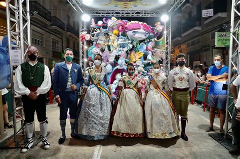 Carla García y su Corte de Honor visitan la falla infantil de Convento