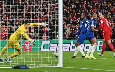 Liverpool vence Chelsea nos acréscimos e é campeão da Copa da Liga