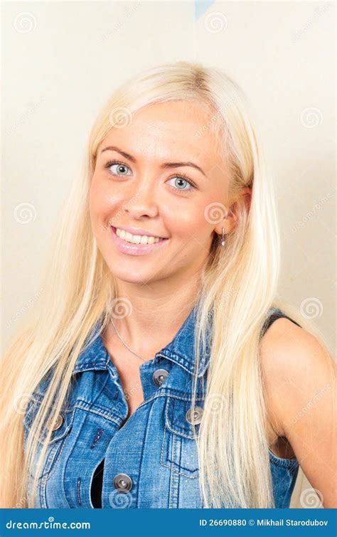 Schönes Junges Blondes Mädchen Stockfoto Bild Von Haar Zauber 26690880