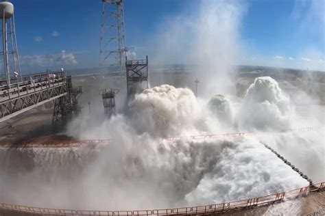 Spectacular Moment 450 000 Gallons Of Water Is Released Over Nasa Rocket Launch Pad London