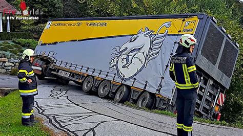 Stmk Zeitaufwändige Bergung eines Sattelzuges Kurve in Stein war zu