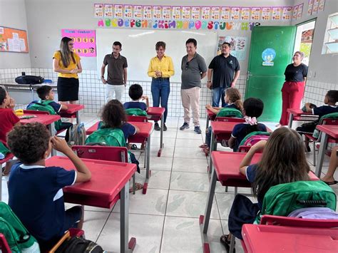 Prefeita Ivanária Sampaio entrega kits escolares na escola do