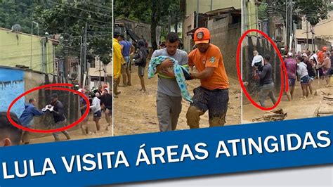 CORRENTE HUMANA AJUDA CRIANÇA A PASSAR PELA LAMA APÓS CHUVA NO LITORAL