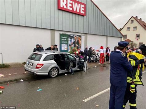 Auto Sulla Folla A Volkmarsen In Assia Dago Fotogallery