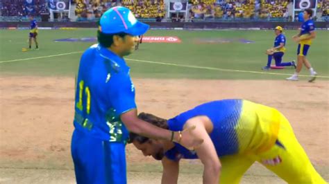 Ms Dhoni Touched Sachin Tendulkar S Feet During Some Of The Last