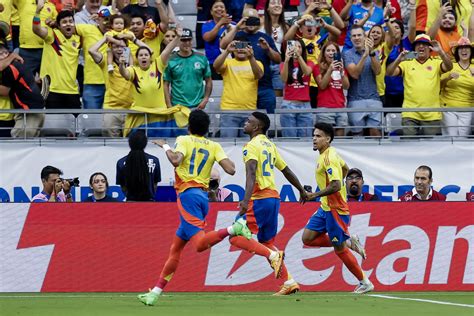 Colombia golea a Panamá y asegura su pase a las semifinales de la Copa