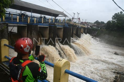 KETINGGIAN MUKA AIR SUNGAI CILIWUNG DI BENDUNG KATULAMPA BOGOR ANTARA