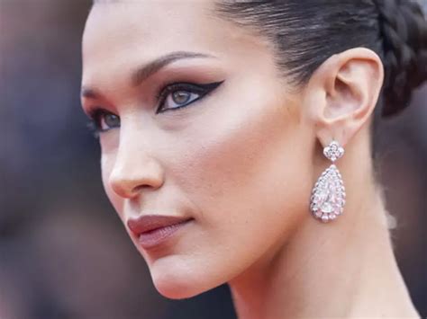 Lebăda neagră de la Cannes 2022 Cum a apărut Bella Hadid pe covorul