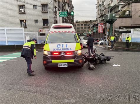 影／新北救護車載運病患路口左轉出車禍！ 重機騎士煞不住猛撞”多處骨折” 記者新聞網