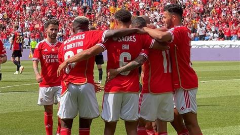 Algum Calor Muito Futebol E Demasiada Di Magia Benfica Vence Basileia