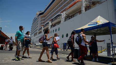 Empresas de cruzeiros decidem estender suspensão das operações até 4 de