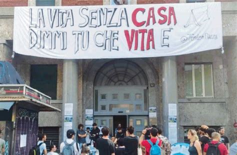 Stanze Vuote Da Un Anno Il Movimento Delle Tende Occupa Una Casa