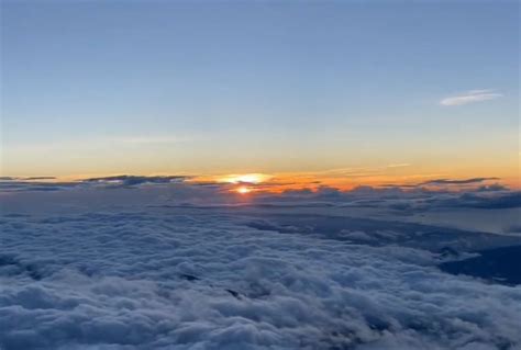 「清々しく神々しい光景」富士山頂上からの御来光と厚い雲海が織りなす光景に反響！