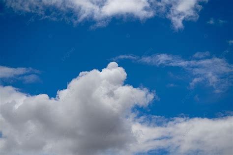 Langit Musim Panas Biru Dengan Awan Putih Kumulus Foto Latar Belakang