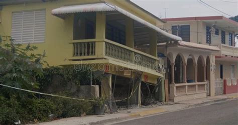 Daños Del Terremoto En Una Calle En Guanica Puerto Rico Almacen De