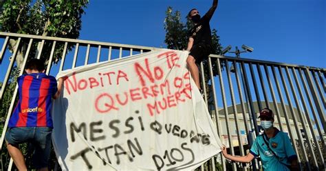 Torcedores Do Barcelona Invadem O Camp Nou Durante Protesto Contra A