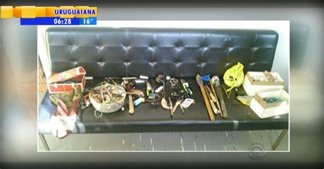 G Agentes Encontram Drogas Celulares E Armas Artesanais Em Pres Dio