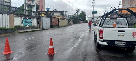 Motorista Derruba Poste E Afeta Tr Nsito E Fornecimento De Energia Na