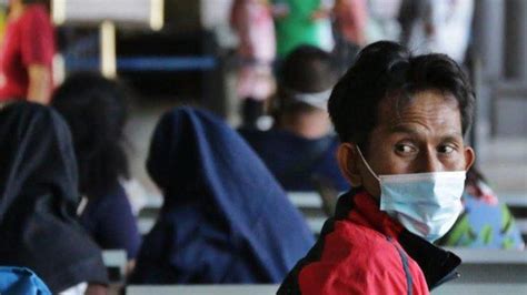 Jelang Pemberlakuan Larangan Mudik Jumlah Penumpang Di Stasiun Gubeng