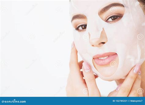 A Jovem Mulher Bonita Est Obtendo A M Scara Facial Da Argila Nos