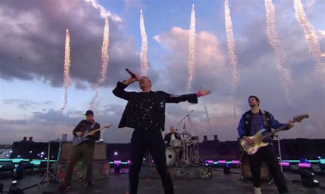 Chris Martin Canta O Mia Bela Madunina Allo Stadio San Siro Di Milano