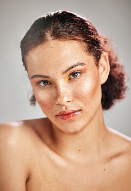 Retrato de cara de maquillaje de belleza y mujer con cosméticos serios