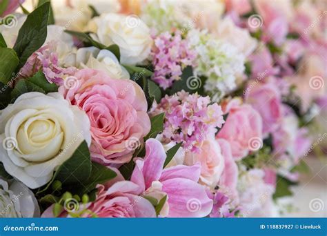 Ramalhete Misturado Das Flores Cor De Rosa Artificiais Imagem De Stock