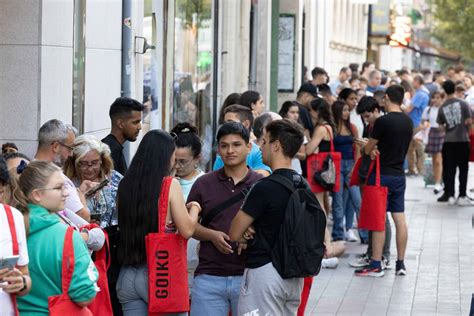 Colas En Valladolid Para Conseguir Una Hamburguesa Gratis El Norte De