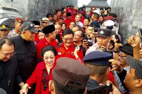 Foto Megawati Dan Ganjar Mahfud Ziarah Ke Makam Bung Karno