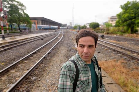 Guapo turista persa en la estación de tren de bangkok Foto Premium