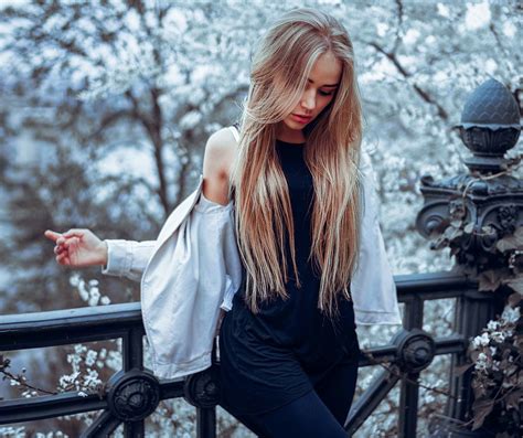 Women Blonde Long Hair Straight Hair Lipstick Maria Puchnina