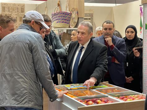 LAmbassadeur dAlgérie visite le stand Algérie au Salon international