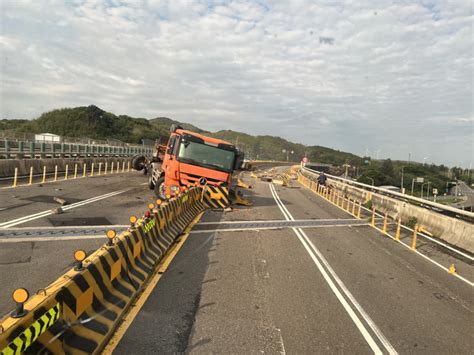 台61線後龍段曳引車疑爆胎撞護欄 車頭全毀雙向中斷2小時 社會 中時新聞網