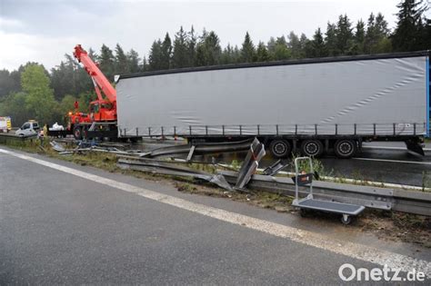 Laster Durchbricht Leitplanke Auf A Onetz