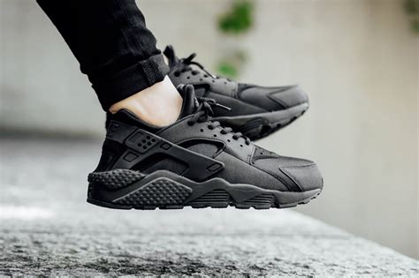 Nike Wmns Air Huarache Run Triple Black Wave®