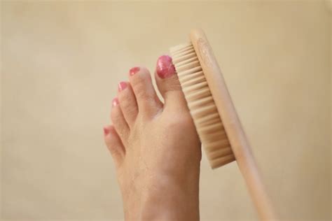 How to Soak Feet in Vinegar & Water | Livestrong.com