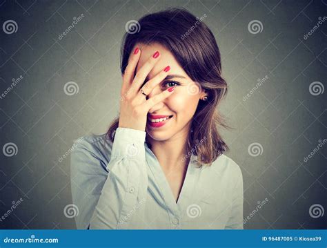 Rire De Dissimulation De Visage De Femme Timide Timide Image Stock